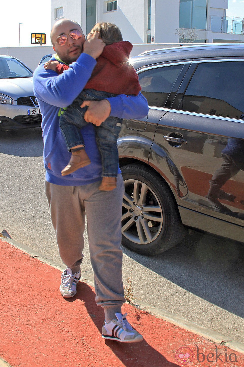 Kiko Rivera con su hijo Francisco entrando en casa de Jessica Bueno