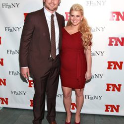 Jessica Simpson presume de embarazo con su prometido Eric Johnson