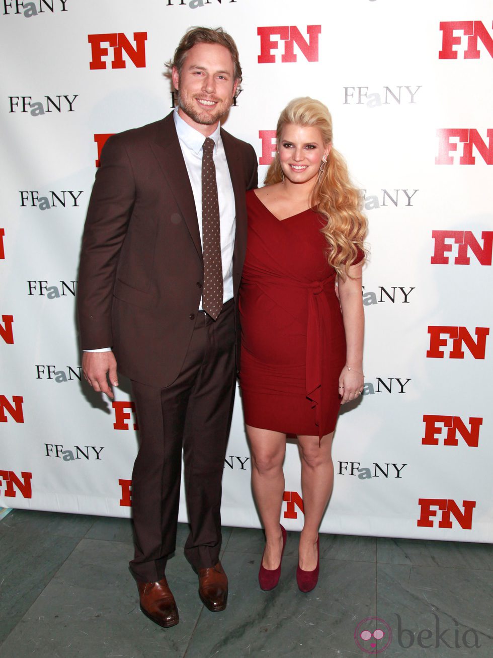 Jessica Simpson presume de embarazo con su prometido Eric Johnson