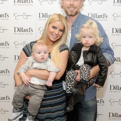 Jessica Simpson y Eric Johnson con sus hijos Maxwell Drew y Ace Knute