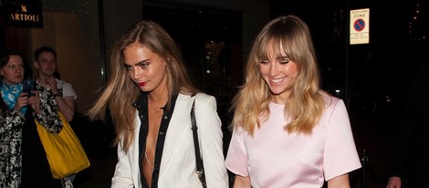 Cara Delevingne y Suki Waterhouse en la inauguración de la tienda Karl Lagerfeld en Londres