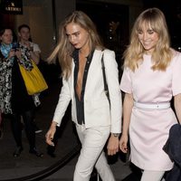 Cara Delevingne y Suki Waterhouse en la inauguración de la tienda Karl Lagerfeld en Londres