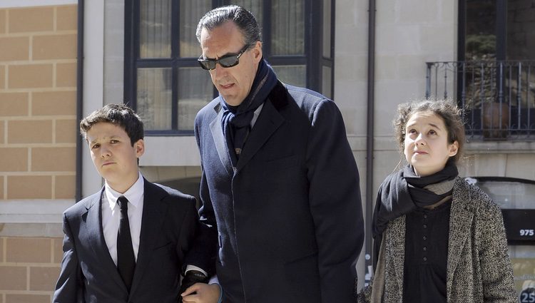 Jaime de Marichalar con sus hijos Froilán y Victoria Federica en el funeral de Concepción Sáenz de Tejada