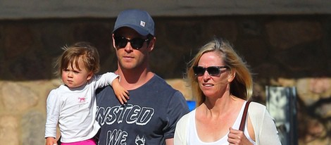 Chris Hemsworth dando un paseo con su madre Leonie y su hija India Rose