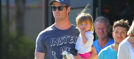 Chris Hemsworth paseando con India Rose en brazos por Malibú