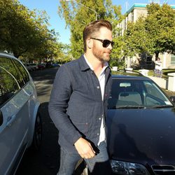 Chris Pine saliendo de declarar tras su detención por conducir borracho