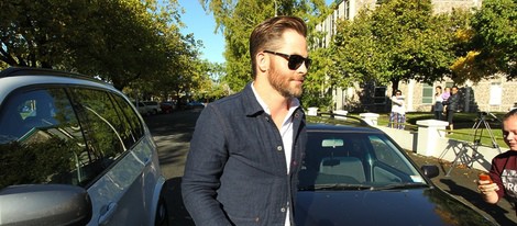 Chris Pine saliendo de declarar tras su detención por conducir borracho