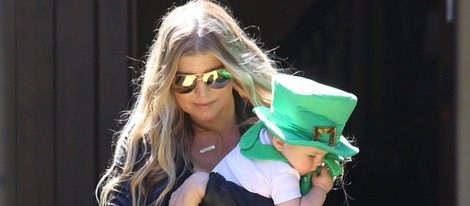 Fergie celebrando San Patricio 2014 con su hijo Axl