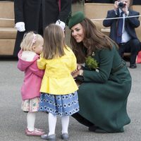 Kate Middleton con unas niñas en el Día de San Patricio 2014