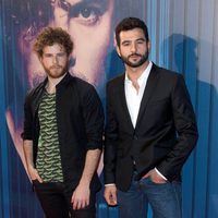 Álvaro Cervantes y Antonio Velázquez en el estreno del videoclip de David Bisbal 'Tú y yo'