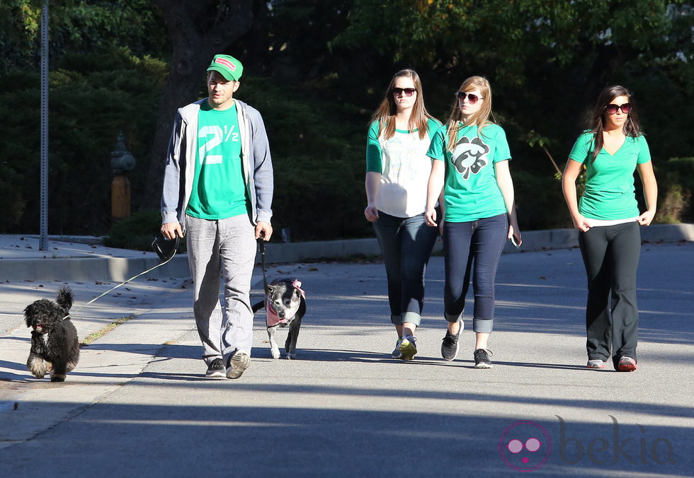 Ashton Kutcher celebra San Patricio con sus perros y unas amigas