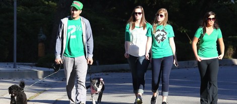 Ashton Kutcher celebra San Patricio con sus perros y unas amigas