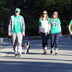 Ashton Kutcher celebra San Patricio con sus perros y unas amigas