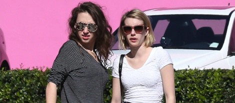 Emma Roberts con una amiga en Los Angeles