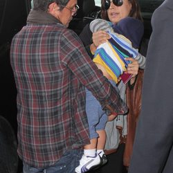 Alejandro Sanz y Raquel Perera con su hijo Dylan en el aeropuerto de Miami