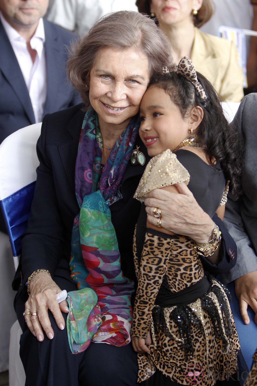 La Reina Sofía abraza a una niña en Guatemala