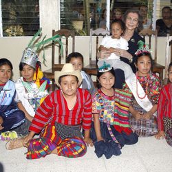 La Reina Sofía con los niños del proyectos de las Hermanas Carmelitas