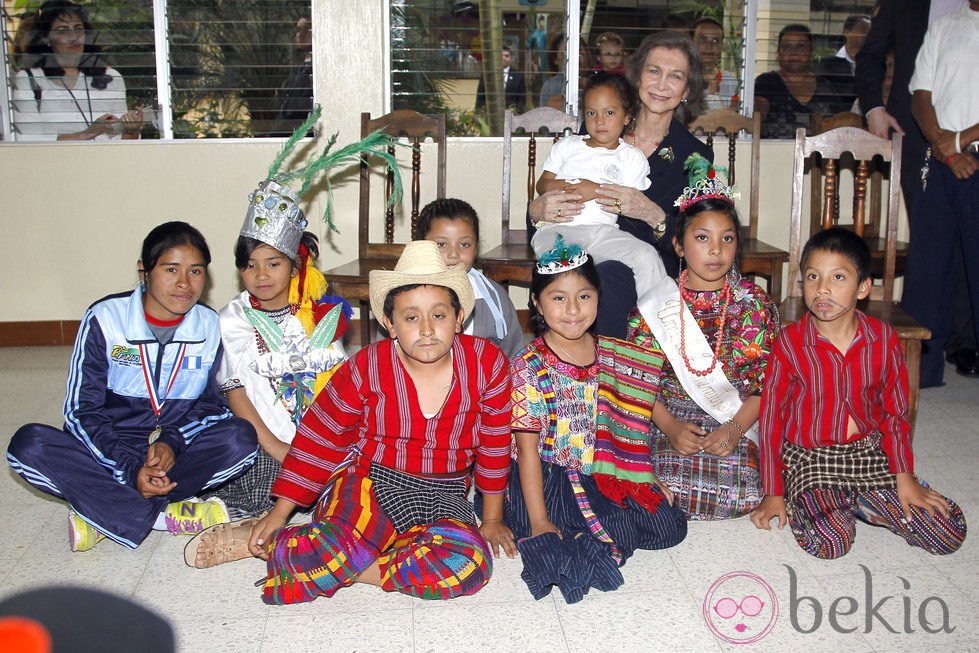 La Reina Sofía con los niños del proyectos de las Hermanas Carmelitas