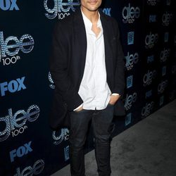 Jacob Artist en la fiesta del episodio 100 de 'Glee'