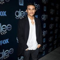 Jacob Artist en la fiesta del episodio 100 de 'Glee'