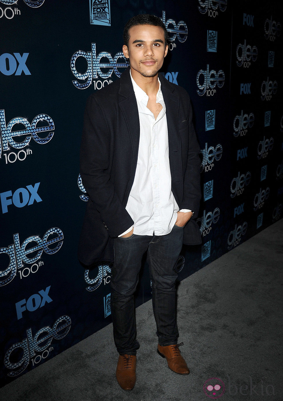 Jacob Artist en la fiesta del episodio 100 de 'Glee'