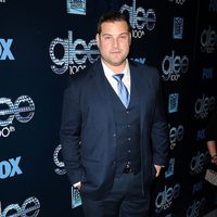 Max Adler en la fiesta del episodio 100 de 'Glee'