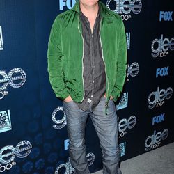 Mike O'Malley en la fiesta del episodio 100 de 'Glee'