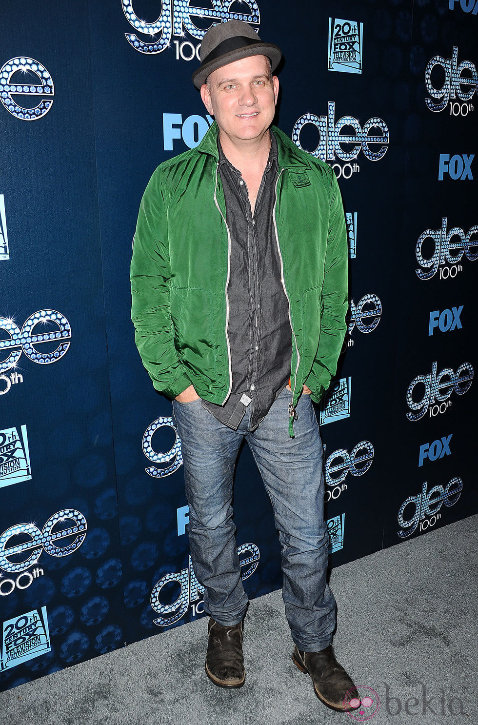 Mike O'Malley en la fiesta del episodio 100 de 'Glee'