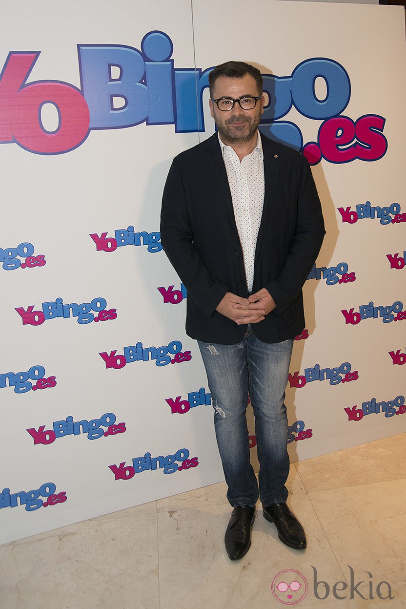 Jorge Javier Vázquez posando como imagen de YoBingo.es