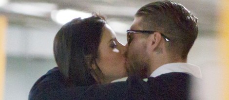 Sergio Ramos y Pilar Rubio besándose en el parking de un centro comercial