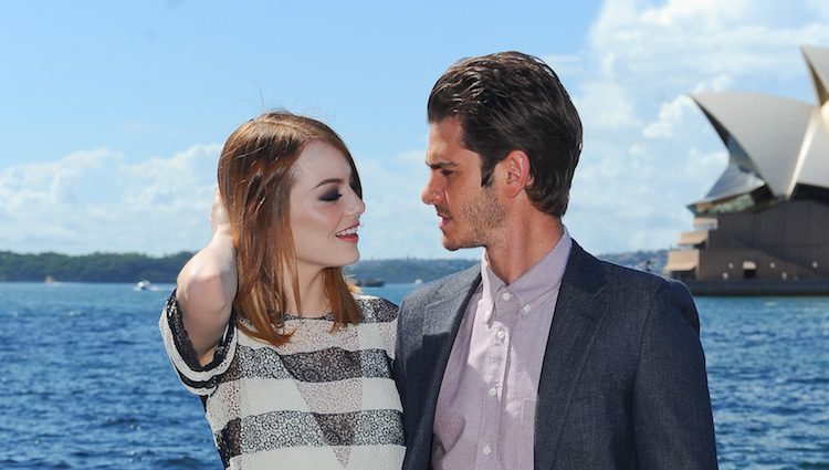 Emma Stone y Andrew Garfield se dedican una tierna mirada en la promoción de 'The Amazing Spider-Man 2: El poder de Electro'