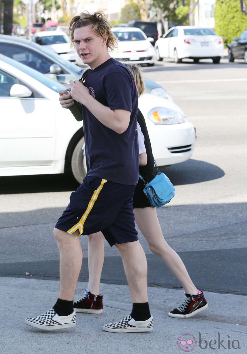 Evan Peters de compras con Emma Roberts