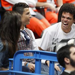 Pepe con Cristiano Ronaldo e Irina Shayk en un partido de baloncesto