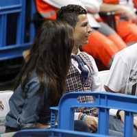 Pepe con Cristiano Ronaldo e Irina Shayk en un partido de baloncesto