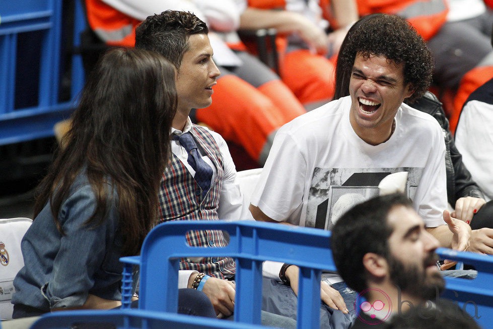 Pepe con Cristiano Ronaldo e Irina Shayk en un partido de baloncesto