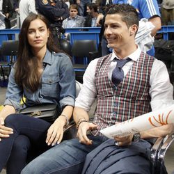 Cristiano Ronaldo e Irina Shayk en un partido de baloncesto