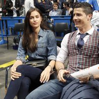 Cristiano Ronaldo e Irina Shayk en un partido de baloncesto