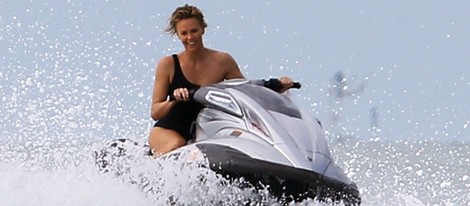 Charlize Theron surcando las aguas de Miami en moto de agua