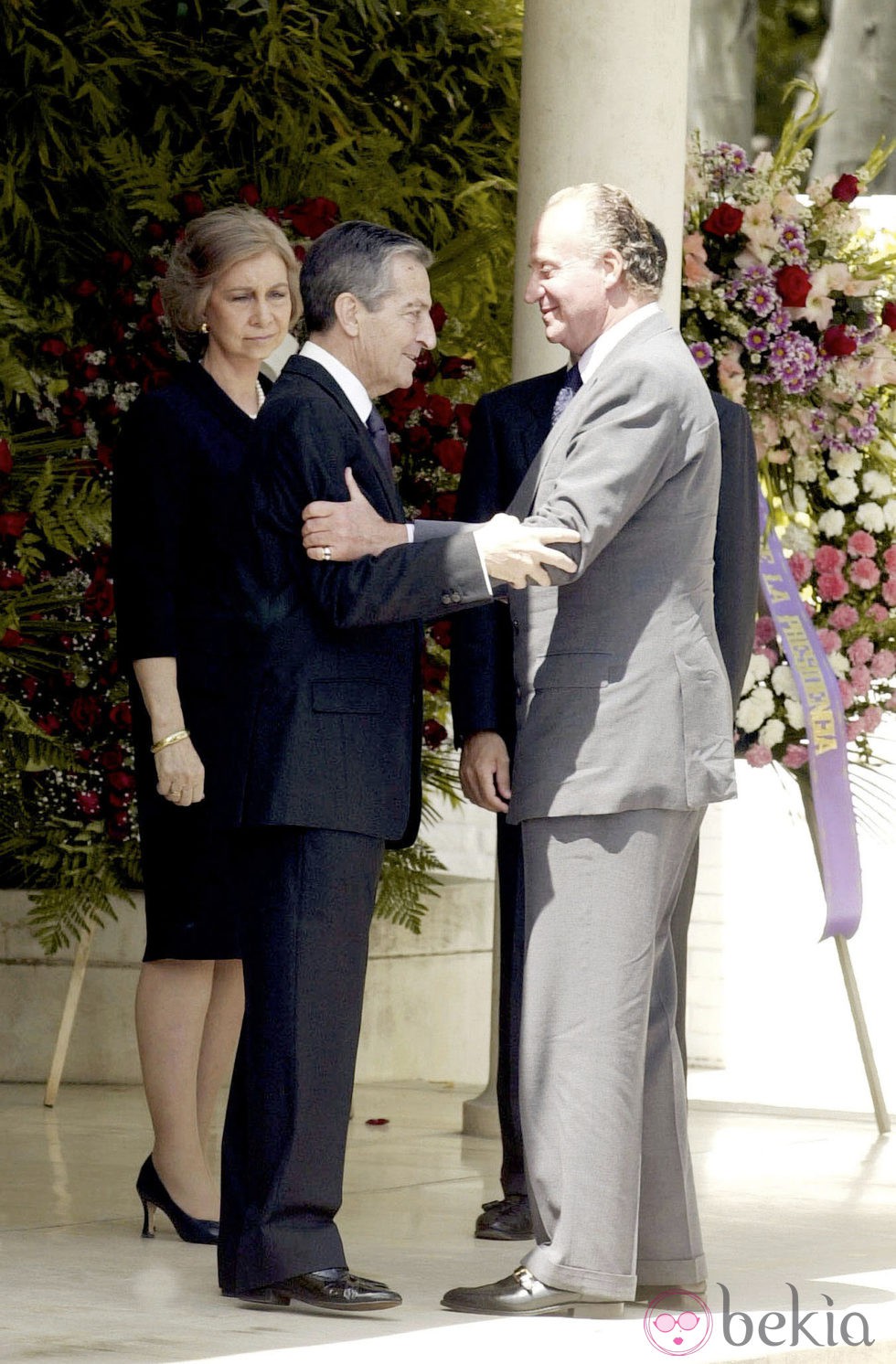 Adolfo Suárez recibe el pésame de los Reyes en el funeral por su mujer Amparo Illana