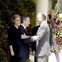 Adolfo Suárez recibe el pésame de los Reyes en el funeral por su mujer Amparo Illana