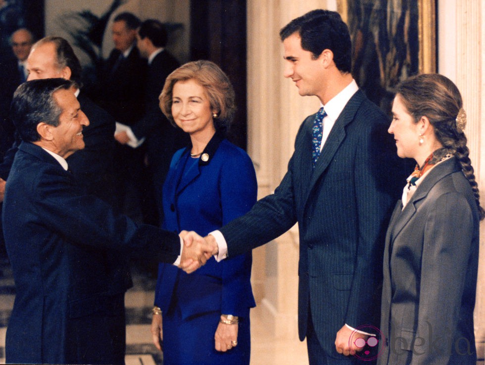 Adolfo Suárez saludando a la Reina Sofía, el Príncipe Felipe y la Infanta Elena