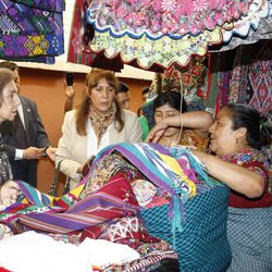 La Reina Sofía comprando en un mercadillo en Guatemala