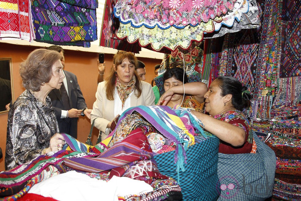 La Reina Sofía comprando en un mercadillo en Guatemala