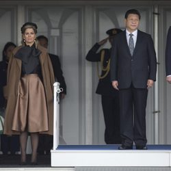 Los Reyes de Holanda reciben al presidente de China y su esposa en el aeropuerto