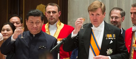 El Rey de Holanda y el presidente de China brindan en una cena de gala en Amsterdam