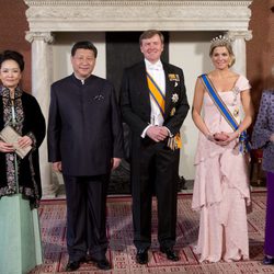 Los Reyes de Holanda y la Princesa Beatriz con el presidente de China y su esposa en una cena de gala