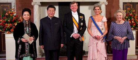 Los Reyes de Holanda y la Princesa Beatriz con el presidente de China y su esposa en una cena de gala