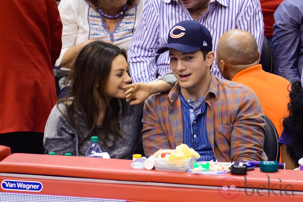 Ashton Kutcher y Mila Kunis en un partido de a NBA tras anunciarse su paternidad