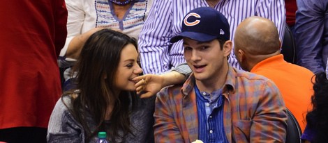 Ashton Kutcher y Mila Kunis en un partido de a NBA tras anunciarse su paternidad