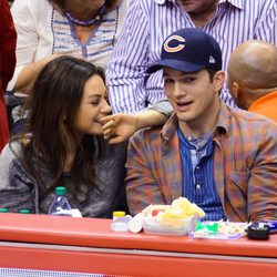 Ashton Kutcher y Mila Kunis en un partido de a NBA tras anunciarse su paternidad